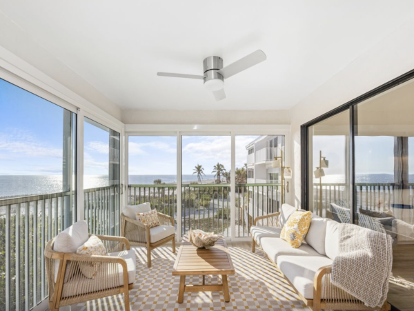 Intimate 4 unit beachfront complex